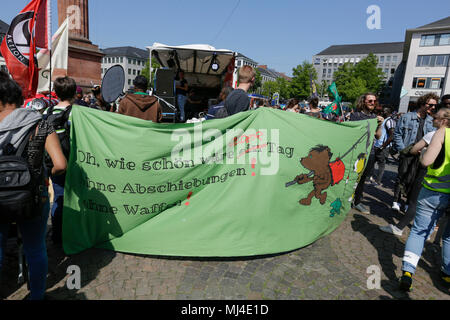 Darmstadt, Deutschland. 4. Mai 2018. Die Demonstranten halten ein Banner, die lautet: "Ach, wie schön wäre jeder Tag ohne Abschiebung! Ohne Waffen". Aktivisten und Flüchtlinge marschierten durch Darmstadt, gegen die Abschiebung von Flüchtlingen zu protestieren, als sie ihre Herkunftsländer sehen als nicht zu speichern. Der Anlass ist die jüngste Eröffnung eines speziellen Ausreisezentrum in Darmstadt, das ist die erste in Hessen. Quelle: Michael Debets/Alamy leben Nachrichten Stockfoto