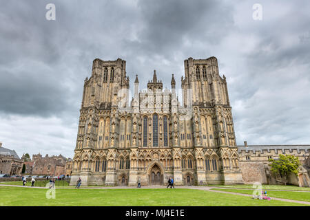 UK Wetter - einen hellen und warmen Tag gibt weg für einen Nachmittag mit zunehmender Cloud für die Besucher der Kathedrale Grün am Brunnen in Somerset. Credit: Terry Mathews/Alamy leben Nachrichten Stockfoto