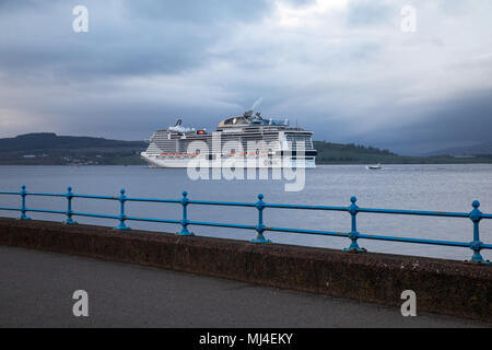 Ocean Terminal, Greenock, Großbritannien, Freitag, 4. Mai 2018. Die Menschenmassen versammeln sich auf der Greenocks Esplanade, während das MSC Meraviglia Kreuzfahrtschiff vom Ocean Terminal ablegt. Das 316m 171.598 Tonnen schwere Kreuzfahrtschiff ist das längste Schiff, das jemals Clyde besucht hat. Nach der Abfahrt ist das nächste Ziel Dublin in Irland. Stockfoto