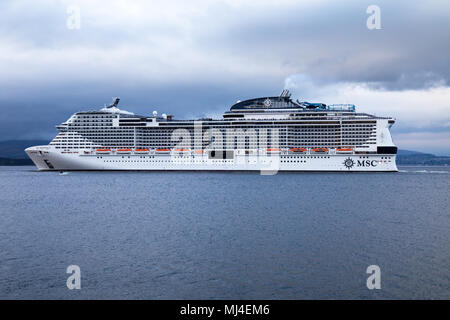 Ocean Terminal, Greenock, Großbritannien, Freitag, 4. Mai 2018. Die Menschenmassen versammeln sich auf der Greenocks Esplanade, während das MSC Meraviglia Kreuzfahrtschiff vom Ocean Terminal ablegt. Das 316m 171.598 Tonnen schwere Kreuzfahrtschiff ist das längste Schiff, das jemals Clyde besucht hat. Nach der Abfahrt ist das nächste Ziel Dublin in Irland. Stockfoto