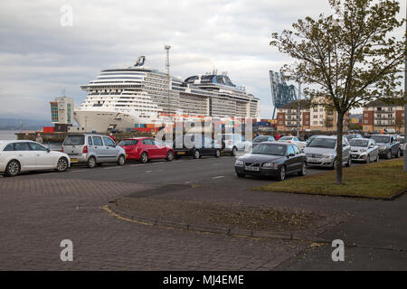 Ocean Terminal, Greenock, Großbritannien, Freitag, 4. Mai 2018. Die Menschenmassen versammeln sich auf der Greenocks Esplanade, während das MSC Meraviglia Kreuzfahrtschiff vom Ocean Terminal ablegt. Das 316m 171.598 Tonnen schwere Kreuzfahrtschiff ist das längste Schiff, das jemals Clyde besucht hat. Nach der Abfahrt ist das nächste Ziel Dublin in Irland. Stockfoto