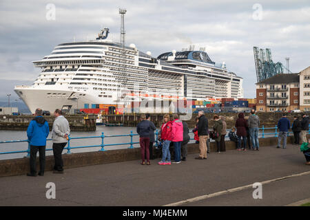 Ocean Terminal, Greenock, Großbritannien, Freitag, 4. Mai 2018. Die Menschenmassen versammeln sich auf der Greenocks Esplanade, während das MSC Meraviglia Kreuzfahrtschiff vom Ocean Terminal ablegt. Das 316m 171.598 Tonnen schwere Kreuzfahrtschiff ist das längste Schiff, das jemals Clyde besucht hat. Nach der Abfahrt ist das nächste Ziel Dublin in Irland. Stockfoto