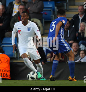 Chesterfield, UK. 4. Mai, 2018. Rayhaan Tulloch von England und Hanan Henne Biton Israels in Aktion während der 2018 UEFA U-17 Meisterschaft Gruppe ein Match zwischen England und Israel an Proact Stadium am 4. Mai 2018 in Chesterfield, England. (Foto von Paul Chesterton/phcimages.com) Credit: PHC Images/Alamy leben Nachrichten Stockfoto