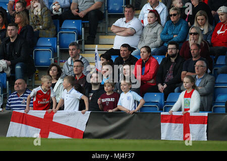 Chesterfield, UK. 4. Mai, 2018. England Fans während der 2018 UEFA U-17 Meisterschaft Gruppe ein Match zwischen England und Israel an Proact Stadium am 4. Mai 2018 in Chesterfield, England. (Foto von Paul Chesterton/phcimages.com) Credit: PHC Images/Alamy leben Nachrichten Stockfoto