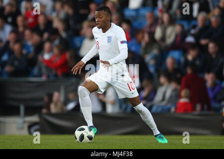 Chesterfield, UK. 4. Mai, 2018. Rayhaan Tulloch von England in Aktion während der 2018 UEFA U-17 Meisterschaft Gruppe ein Match zwischen England und Israel an Proact Stadium am 4. Mai 2018 in Chesterfield, England. (Foto von Paul Chesterton/phcimages.com) Credit: PHC Images/Alamy leben Nachrichten Stockfoto