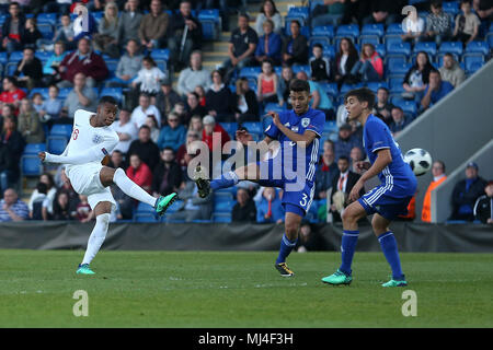 Chesterfield, UK. 4. Mai, 2018. Rayhaan Tulloch von England hat einen Schuß auf Ziel während der 2018 UEFA U-17 Meisterschaft Gruppe ein Match zwischen England und Israel an Proact Stadium am 4. Mai 2018 in Chesterfield, England. (Foto von Paul Chesterton/phcimages.com) Credit: PHC Images/Alamy leben Nachrichten Stockfoto