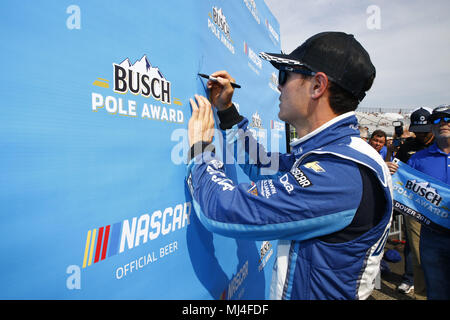 Dover, Delaware, USA. 4. Mai, 2018. Kyle Larson (42) gewinnt den Pol für die AAA 400 Antrieb für Autismus in Dover International Speedway in Dover, Delaware. Quelle: Chris Owens Asp Inc/ASP/ZUMA Draht/Alamy leben Nachrichten Stockfoto