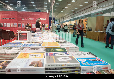 Thessaloniki, Griechenland. 4. Mai, 2018. Menschen besuchen die Buchmesse Thessaloniki in Thessaloniki, Griechenland, am 4. Mai 2018. Für das 15. Jahr der Buchmesse wurde am Donnerstag in Griechenland Thessaloniki eingeweiht. Credit: Dimitris Tosidis/Xinhua/Alamy leben Nachrichten Stockfoto