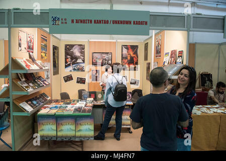 Thessaloniki, Griechenland. 4. Mai, 2018. Menschen besuchen einen Ausstellungsstand während der Buchmesse Thessaloniki in Thessaloniki, Griechenland, am 4. Mai 2018. Für das 15. Jahr der Buchmesse wurde am Donnerstag in Griechenland Thessaloniki eingeweiht. Credit: Dimitris Tosidis/Xinhua/Alamy leben Nachrichten Stockfoto