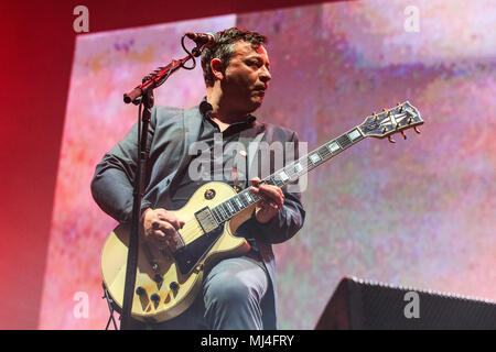 SSE Wembley Arena, London, Großbritannien, 4. Mai 2018, Manic Street Prediger Nicky Wire, Manic Street Prediger auf Ihrer "Widerstand ist zwecklos"-Tour, Credit: Richard Soans/Alamy leben Nachrichten Stockfoto