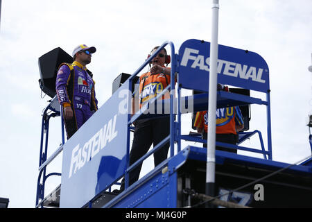 Dover, Delaware, USA. 4. Mai, 2018. Ricky Stenhouse, Jr (17) hängt in der Garage während der Praxis für die AAA 400 Antrieb für Autismus in Dover International Speedway in Dover, Delaware. Credit: Justin R. Noe Asp Inc/ASP/ZUMA Draht/Alamy leben Nachrichten Stockfoto