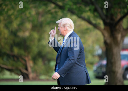 Washington, DC, USA. 4. Mai, 2018. Präsident Donald Trump disembarks Marine One nach der Rückkehr von der NRB Leadership Forum in Dallas. Quelle: Michael Candelori/ZUMA Draht/Alamy leben Nachrichten Stockfoto