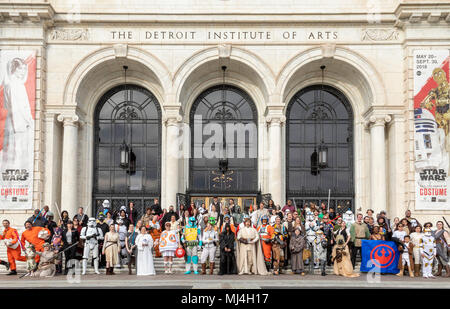 Detroit, Michigan, USA - 4. Mai 2018 - Die Menschen gekleidet in Star Wars Kostüme auf den Stufen vor der Detroit Institut of Arts für Star Wars Tag sammeln. Eine show 'Star Wars und die Macht der Tracht" bezeichnet wird bald im Museum geöffnet. Quelle: Jim West/Alamy leben Nachrichten Stockfoto