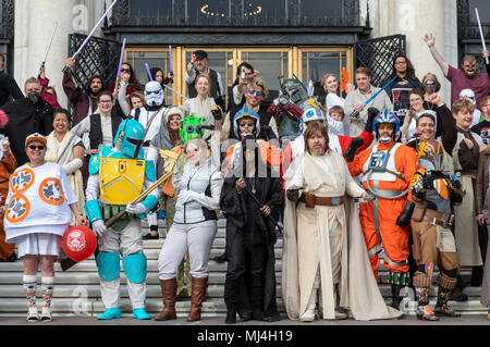 Detroit, Michigan, USA - 4. Mai 2018 - Die Menschen gekleidet in Star Wars Kostüme auf den Stufen vor der Detroit Institut of Arts für Star Wars Tag sammeln. Eine show 'Star Wars und die Macht der Tracht" bezeichnet wird bald im Museum geöffnet. Quelle: Jim West/Alamy leben Nachrichten Stockfoto