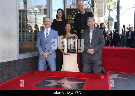 Hollywood, CA, USA. 3. Mai, 2018. 03. Mai 2018 - Hollywood Kalifornien - Mitch O'Farrell, Mila Kunis, James Cameron, Zoe Saldana, Leron Gubler. Zoe Saldana geehrt mit einem Stern auf dem Hollywood Walk of Fame. Photo Credit: F. Sadou/AdMedia Credit: F. Sadou/AdMedia/ZUMA Draht/Alamy leben Nachrichten Stockfoto