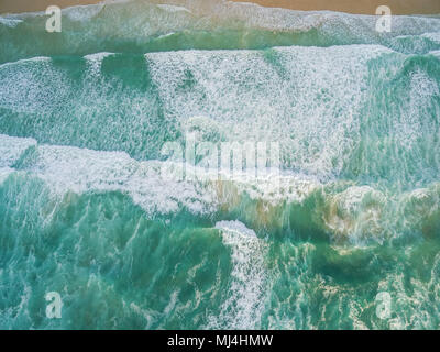 Mächtige Wellen brechen am Strand - Luftbild Stockfoto