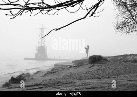 Nebel und Regen schlechte Sicht am Foster Avenue Beach Break Wand signal Tower am Lake Michigan in Chicago's North Side Uptown Nachbarschaft erstellen Stockfoto