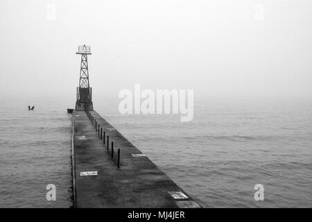 Nebel und Regen schlechte Sicht am Foster Avenue Beach Break Wand signal Tower am Lake Michigan in Chicago's North Side Uptown Nachbarschaft erstellen Stockfoto