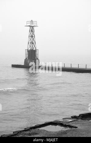 Nebel und Regen schlechte Sicht am Foster Avenue Beach Break Wand signal Tower am Lake Michigan in Chicago's North Side Uptown Nachbarschaft erstellen Stockfoto