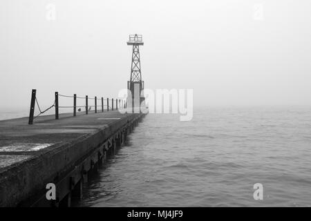 Nebel und Regen schlechte Sicht am Foster Avenue Beach Break Wand signal Tower am Lake Michigan in Chicago's North Side Uptown Nachbarschaft erstellen Stockfoto