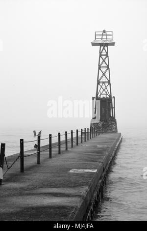 Nebel und Regen schlechte Sicht am Foster Avenue Beach Break Wand signal Tower am Lake Michigan in Chicago's North Side Uptown Nachbarschaft erstellen Stockfoto