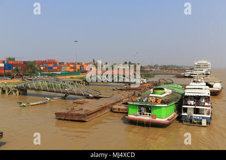 Riverboats und schwimmdocks an Botahtaung Steg am Ufer des Flusses in Yangon Yangon, Myanmar (Birma). Stockfoto