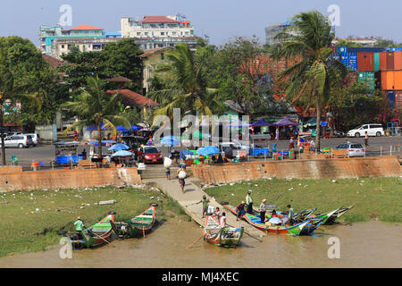 Riverboats und konkrete Laderampe an Botahtaung Steg am Ufer des Flusses in Yangon Yangon, Myanmar (Birma). Stockfoto