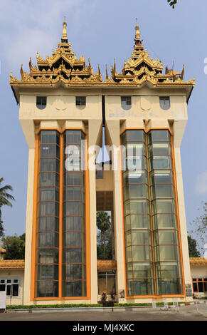 Aufzüge am Eingangstor zur Shwedagon Pagode, Yangon, Myanmar (Birma). Stockfoto