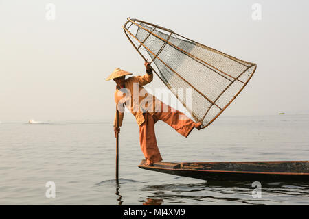 Fischer für die Kamera posieren, Inle Lake, Myanmar (Birma). Stockfoto