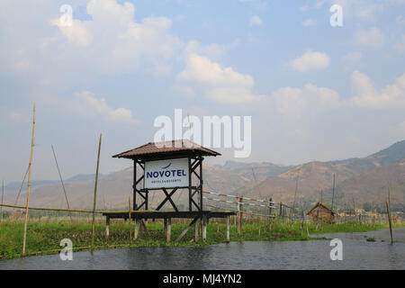 Die Zeichen für die Novotel Hotels und Resorts, die von der Wasserseite Eingang am Inle See, Shaw, Myanmar (Birma). Stockfoto