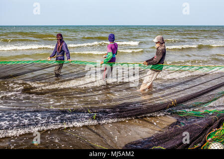 Die Fischer in einem Dorf in der Nähe von Baybay Strand in Ihre seine Net zweimal täglich haul Nahrung und Einkommen für ihre Familien zu Roxa zur Verfügung zu stellen Stockfoto
