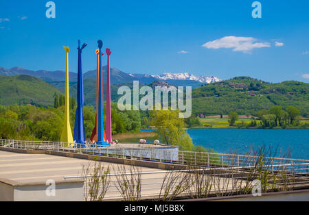 See von Piediluco mit der gleichnamigen Stadt und Labro mittelalterliches Dorf (Umbrien, Italien) Stockfoto