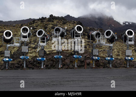 Mt Ruapehu, Neuseeland. Beschneiungsanlagen in der Nebensaison Stockfoto