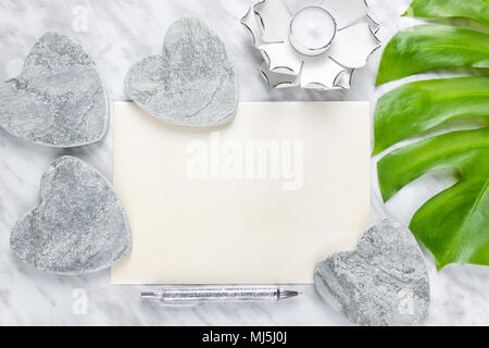 Stilvolle Wohnkultur und ein leeres Blatt Papier mit kopieren. Flach Zusammensetzung auf Marmor Hintergrund. Stockfoto