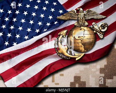 Marine Adler, Globus und mit amerikanischer Flagge Hintergrund verankern. Stockfoto