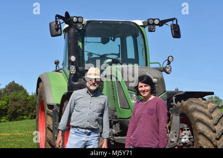 Porträt eines Bauern Paar und Traktor auf dem Feld Stockfoto