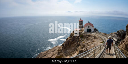 Passen kaukasischen Mann, Alter 50, wandern über Klippen und Meer bei Point Reyes Lighthouse, Marin County, Kalifornien. Stockfoto