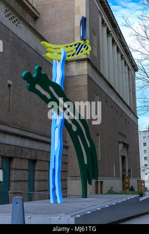 Portland, Oregon, USA - 21. April 2018: Skulptur von Portland Art Museum Exterieur, Vielfalt der Sammlungen gehören asiatischen, amerikanischen und Native American ein Stockfoto