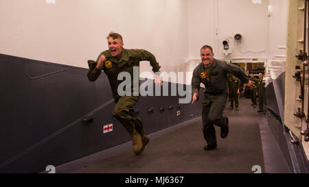 Oberstleutnant Kyle Morgan, kommandierender Offizier, Marine Fighter Attack Squadron-211, 13 Marine Expeditionary Unit und Cpl. Garrett Ross (links), Flugzeug Kapitän, VMFA-211, 13. MEU, konkurrieren in einem Rennen während einer Einheit Wettbewerb, 25. März 2018. "Neben den offensichtlichen Vorteil, ein gutes Training, diese kleinen Wettbewerben für die Moral der Einheit als Ganzes sind unglaublich, "Shoop sagte. Die Wasp-Klasse mphibious Schiff USS Essex (LL 2) und 13th Marine Expeditionary Unit erstmals voll integrierte vor ihrer Bereitstellung. Anphibious Squadron, MEU integration Training eine entscheidende Bereitstellung exerc Stockfoto