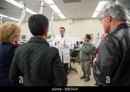 Dr. Jeff Walterscheid, ein Arzt in der Toxikologie Abteilung der Streitkräfte medizinische Prüfer System (AFMES), Slips MacDill bürgerliche Führer über seine Rolle in der AFMES Mission in Dover Air Force Base, Del, 29. März 2018. Die AFMES Mission ist der Service die Todesfälle zu untersuchen, die Gefallenen identifizieren und Bereitschaft zu verbessern. . (U.s. Air Force Bild Sammlung feiert die Tapferkeit Engagement Engagement und Opferbereitschaft der US-Streitkräfte und zivile Mitarbeiter. Stockfoto