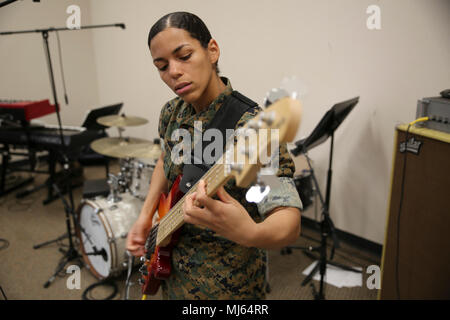 Cutline: Marine Corps Base Quantico, Virginia - Cpl. Deishali DeWitt, ein Eingeborener von Providence, Rhode Island, verfeinert Ihre e-bass Skill an Bord der Marine Corps Base Quantico, 4. April 2018 eingestellt. Abgesehen von den Bass, Dewitt ist auch ein zusätzlicher Perkussionist und arbeitet in ihrem Training logistische Abschnitt Gewährleistung der körperlichen Fitness Standards der Einheit bleiben hoch. In ihrer Freizeit ehrenamtlich im Prince William County Park in Prinz William County, Virginia, und das SPCA Tierheim in Fredericksburg, Virginia. (U.S. Marine Corps Bild Sammlung feiert die Tapferkeit Engagement verpflichten Stockfoto