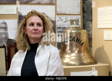 Jennifer Jones aus dem Smithsonian Museum in Washington, DC, neben Teil der Anzeige im Museum von Islay Leben über die SS Tuscania Katastrophe, das im Jahr 1918 sank vor der Küste von Islay. Stockfoto