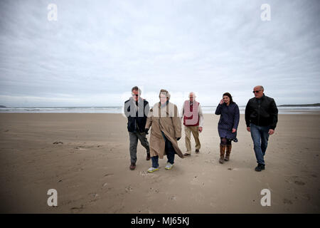 (Von links nach rechts) Nick verbergen, Lynne Vandertie, John Roberts, Morvern McPhee und Mark Jabbusch, direkte Nachkommen der Besatzung und der Überlebenden der HMS Otranto Katastrophe, das im Jahr 1918 sank vor der Küste von Islay, Spaziergang entlang Kilchoman Strand auf der Insel, wo viele Einrichtungen, die gewaschen wurden. Stockfoto