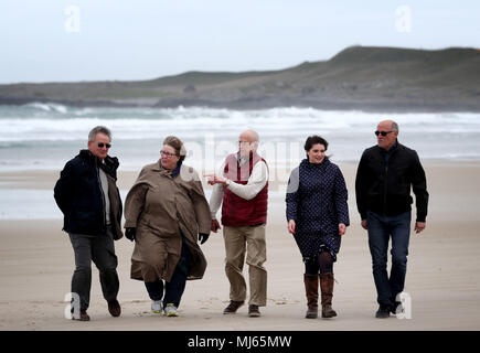 (Von links nach rechts) Nick verbergen, Lynne Vandertie, John Roberts, Morvern McPhee und Mark Jabbusch, direkte Nachkommen der Besatzung und der Überlebenden der HMS Otranto Katastrophe, das im Jahr 1918 sank vor der Küste von Islay, Spaziergang entlang Kilchoman Strand auf der Insel, wo viele Einrichtungen, die gewaschen wurden. Stockfoto