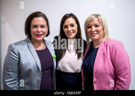 Sinn Fein Präsident Mary Lou McDonald (links), Sinn Féin Kandidat Orfhlaith Begley (Mitte) und Sinn Fein Stormont leader Michelle O'Neill (rechts) auf dem Bild von Omagh Freizeitkomplex, wo die Zählung erfolgt für die West Tyrone britischen Parlamentarischen By-Election. Siehe PA Geschichte Politik Wahl WestTyrone. Donnerstag, den 3. Mai 2018. Photo Credit: Liam McBurney/PA-Kabel Stockfoto