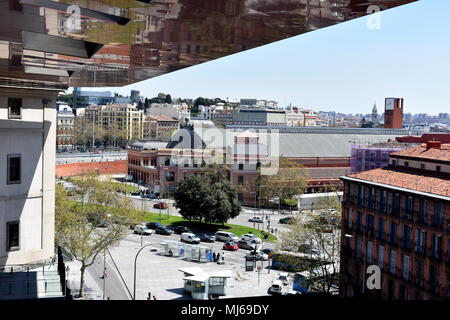 Blick hinunter auf die Straße und Bahnhof Atocha aus der obersten Etage anzeigen Galerie der Reina Sofia Museum, Madrid, Spanien Stockfoto
