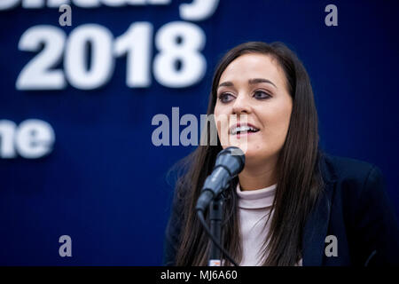 Neu gewählten Sinn Féin MP Orfhlaith Begley ihr Sieg rede Bereitstellung am Omagh Freizeitkomplex nach der West Tyrone britischen Parlamentarischen By-Election. Stockfoto