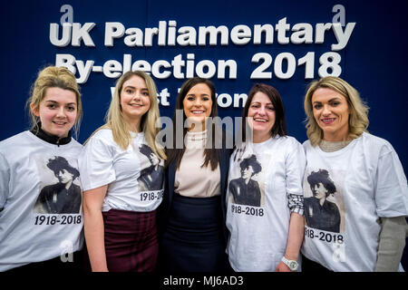 Neu gewählten Sinn Féin MP Orfhlaith Begley (Mitte) mit Anhänger tragen Gräfin Markieviczt-shirts am Omagh Freizeitkomplex nach der West Tyrone britischen Parlamentarischen By-Election. Stockfoto