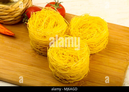 Rohe Fettucine Nudeln bereit für bowling Stockfoto