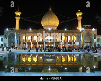 Shah Cheragh Moschee bei Nacht beleuchtung in Shiraz, Iran Stockfoto